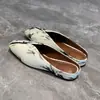 Sandalias tipo Mula sin Cierre para Mujer 2026 Verano Nuevo Estilo Gama Alta Negras de Punta Cuadrada Tacón Plano Abiertas Medias Pantuflas