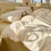Novo conjunto de cama de quatro peças em gaze dupla jacquard com textura de nuvem, adequado para dormitórios de estudantes, incluindo lençóis, capa de edredom e fronhas.