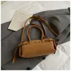 Bolsa de Mão Retrô da Moda para Mulheres 2026 Nova Bolsa de Ombro Versátil para Outono e Inverno Bolsa Transversal Simples para o Dia a Dia