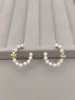 Pendientes Europeos y Americanos con Perlas en Forma de Letra C, Modernos y Elegantes, Diseño de Incrustaciones Inspirado en Chanel, Versátiles para Citas y el Trabajo, Retro