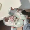 Sapatos Femininos Vermelhos de Treinamento Moral Outono 2025 Retro Novos Respiráveis Casuais Tênis Confortáveis Sapatos Femininos de Outono
