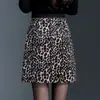 Falda retro americana con estampado de leopardo para mujer, nuevo estilo otoño e invierno 2026, estilo chica picante, de cintura alta, anti-exposición, mini falda bodycon de línea A