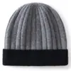 Nueva colección de otoño e invierno: Gorro de punto a rayas con diseño de bloques de color, hecho de cálido y acogedor hilo de cachemir, adecuado tanto para hombres como para mujeres, y versátil para cualquier atuendo.