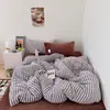 Juego de cuatro piezas de terciopelo de leche de alto gramaje color crema estilo retro para otoño e invierno, juego de tres piezas de sábana y funda de edredón de franela engrosada y cálida