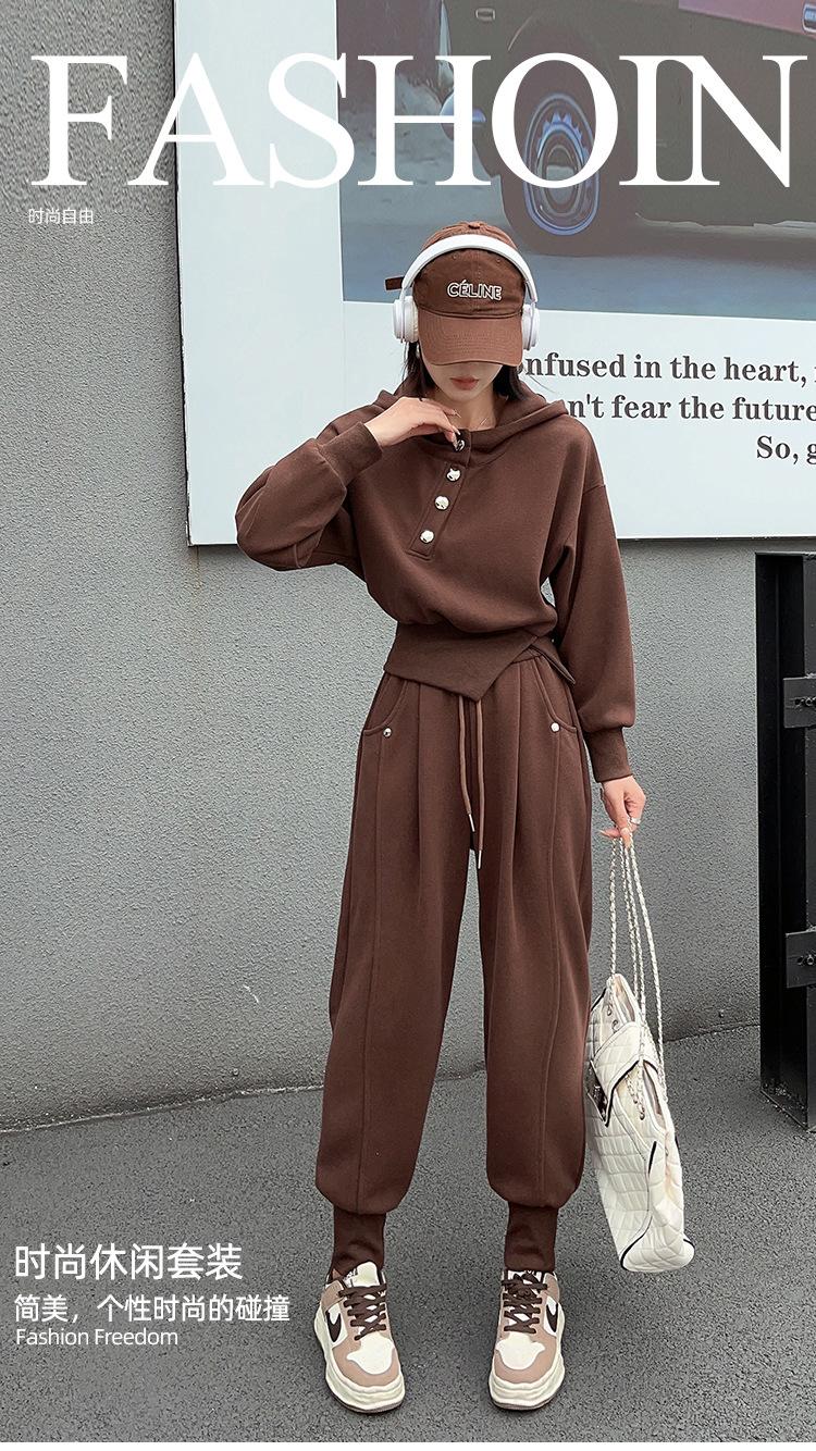 跨境淘货源分销2024秋冬季新款街头潮流减龄小个子爆款欧货网红款运动套装休闲运动气质休闲时尚流行新款秋装秋装女装时尚套装套装女装秋季套装女套装女女士运动服女装两件套套装卫衣套装休闲套装秋季套装女装时尚套装盐系休闲套装女装2024百搭设计感小众洋气欧货阿里国际站跨境采购Cross-border, shopping source, foreign trade, export, distribution 2024 fall, winter, new, street trend, explosive, European goods, network red, sportswear, leisure sports, temperament leisure, fashion popular, new autumn wear, autumn women's wear, fashion suit, women's wear, women's wear, women's wear, women's sportswear, women's two-piece, hoodie suit, casual suit, autumn suit, women's wear, Fashion suit salt department, casual suit women's dress, Ali International Station, cross-border procurement