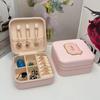 Caja de joyería sencilla con letras bordadas, caja de joyería de PVC, portátil para viaje, caja de almacenamiento para aretes de botón y collares, en stock