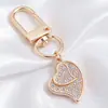 Lujo Ligero Chapado en Oro Full Diamante Charm Hebilla en Forma de D Colgante Hueco en Forma de Corazón Accesorios para Bolsos Llaves Fábrica Stock Mayorista