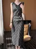 Vestido Midi de Algodão Sem Mangas com Decote em V, Bloco de Cores e Listras, Cintura Alta Emagrecedor - Lançamento Primavera/Verão 2026 para Mulheres