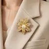 Broche de Liga de Strass e Pérola Broche de Folha de Girassol de Temperamento de Alto Padrão para Mulheres Acessórios para Blazer de Terno Casaco Venda por Atacado