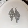 Brincos de gancho de metal com borla de folha estilo europeu e americano 2026 novos brincos da moda, brincos elegantes de luxo leve de alta qualidade