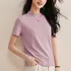 Camiseta Feminina com Costura Central, Primavera/Verão 2026, Algodão Mercerizado, Manga Curta, Gola Média, Versátil para Usar em Camadas ou Sozinha, Caimento Solto, Gola Meio Alta, Top com Gola Alta