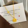 La nueva colección de Zhoujia de collares y pendientes con colgante de oveja de cristal de hielo, que presenta un pequeño diseño de oveja al estilo de la joyería zodiacal de oro y plata de Yunnan.