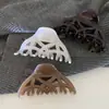 Presilha Triangular Retro Estilo Francês Vazada com Garra Acrílico Espesso Versátil para Coque de Cabelo Presilha Tubarão Grampo de Cabelo Acessório de Cabelo Novo Modelo 2025