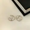 Ear Cuff Zircônia Torcida em Forma de C Personalizado Design Simples de Alto Padrão para Mulheres Luxo Leve Temperamento Único Brinco Versátil Exquisito