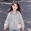 Conjunto Versátil de Duas Peças para Meninas: Jaqueta com Capuz e Zíper de Manga Longa Estilo College 2026 e Jeans com Laço