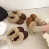 Zapatos Peludos de Suela Gruesa Cálidos de Terciopelo para Mujer 2026 Nuevo Estilo de Invierno con Aumento Interno de Altura, Pantuflas Peludas de Corte Profundo para Cubrir la Cabeza Cálidas