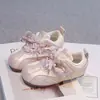 Zapatos de Entrenamiento de Ballet para Niñas 2026 Nuevo Primavera y Otoño Aumentadores de Altura Transpirables Antideslizantes Cinta de Perla Casual Versátil Zapatos Blancos