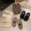 Sapatos quentinhos de sola grossa e pelúcia para mulheres, novos tamancos preguiçosos de calçar rápido para outono e inverno, com bico fechado