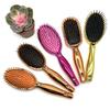 Los fabricantes producen peines para el cabello de plástico galvanizado con revestimiento UV, peines para el cabello, peines con cojín de aire, peines de masaje, peines para rizar el cabello, peines con espejo.