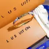 Pulsera de Lujo Ligero Marca V de 26 Luces, Artículo Popular de Venta Transfronteriza, Joyería Versátil Elegante de Moda para Mujer con Diseño Único