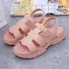Sandálias e chinelos de sola grossa femininos de verão mais recentes com vazados sandálias versáteis sandálias romanas para usar por cima sapatos de praia tipo muffin antiderrapantes