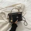Bolsa Popular con Hilo Bordado y Diseño de Nicho 2026 Bolso de Mano Nuevo para Mujer Verano Versátil Bolso Cruzado con Cadena Bolso Cuadrado Pequeño