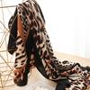 Cachecol Feminino Transfronteiriço de Inverno com Estampa de Leopardo, Fashion e Versátil, Aquecedor de Pescoço à Prova de Frio, Xale de Moda com Estampa de Leopardo de Uso Duplo para Mulheres