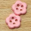 Botones de resina coloridos con diseño floral de cuatro agujeros en stock, botones multicolores con forma de flor de ciruelo para camisas, suéteres y ropa, adecuados para coser a mano