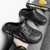Zapatos con Agujeros para Hombre Verano 2026 Nuevos Antideslizantes Resistentes al Olor Chanclas de Punta Cerrada Suela Gruesa Suaves Sandalias de Playa Modernas para Hombre