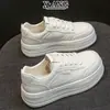Sapatos Brancos de Couro Genuíno com Solado Grosso para Aumentar a Altura Femininos com Cadarço Tênis de Skate Versátil Leve Casual Esportivo para Mulheres Sapatos de Estudante
