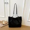 Bolsa tote grande e estilosa de estilo europeu e americano para o dia a dia com acessórios, adequada para o trabalho, para carregar no ombro ou sob o braço.