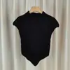 Chica Dulce y Picante Lleva un Suéter de Punto de Cuello Alto de Alta Gama para Mujer en Primavera, un Nuevo Estilo de Top Corto Chic que Reduce la Edad