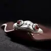 Anel de Sapo de Olhos Vermelhos para Homens, Estilo Hip-Hop Moderno e Único, Anel de Dedo Indicador de Resina Retrô, Anel Aberto de Alta Qualidade Europeu e Americano