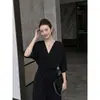 Vestido Casual de Verão 2026 Estilo Francês High-End com Cintura Torcida e Decote V Distribuição Atacadista