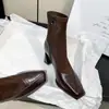 Botas curtas de pele de carneiro estilo francês com bico quadrado e salto alto emagrecedoras para mulheres, sapatos de outono e inverno, salto grosso de couro genuíno, zíper lateral, botas justas elásticas