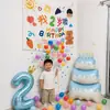 Decoración de Escena Feliz para el 2º Cumpleaños de Niño 3 Globos de Fiesta Lluvia de Cascadas Hotel Habitación Privada Atmósfera de Ceremonia