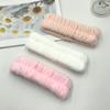 Vendas Diretas da Fábrica Faixa de Cabelo de Veludo Coral para Lavar o Rosto Faixa de Cabelo de Cor Sólida para Aplicar Máscaras Faciais e Remover Maquiagem, Acessório de Cabeça com Padrão Geométrico para Mulheres