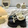 Em estoque femininos novo estilo populares couro envernizado sola grossa aumento de altura sola macia inverno algodão slip-on mocassins