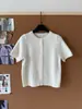Top elegante de base de malla con lunares flockeados + suéter blanco versátil de manga corta para superponer + falda midi de gamuza