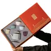El Juego de Tazas de Té de Cinco Hornos Culturales y Creativos de la Ciudad Prohibida es un regalo perfecto para personas mayores, maestros varones, o como regalo para un anfitrión o un recuerdo.. Viene en una caja de regalo