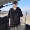 Camiseta de hombre con cuello en V texturizado y manga corta, marca de moda de verano, ropa juvenil de manga corta, camiseta nueva de corte holgado para hombre 2025