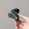 Taza de té pintada a mano con patrón floral blanco y diseño de sombrero de bambú, con un estilo delicado y refinado, perfecta para disfrutar del té en casa en un ambiente inspirado en el Zen.