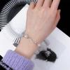 Pulsera de cuentas de hielo con líneas plisadas irregulares para mujer, diseño de nicho, accesorios de estilo frío simple, de moda y de alta gama.
