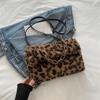2025 Primavera Nova Moda Simples Pelúcia Personalizada Bolsa de Ombro Feminina Moda Macia Cerosa Mao Mao Bolsa de Axila