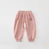 260806 Pantalones de chándal de terciopelo suave 280g con bordado de panda (Entrepierna Abierta)
