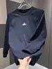 2025 Nova Camiseta Casual de Veludo Masculina para Outono e Inverno com Manga Longa, Blusão de Moletom Fashion com Gola Redonda e Painéis, Top Versátil para Usar por Baixo
