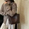 Bolso de mano vintage estilo coreano para mujer, nuevo modelo 2026, adecuado para el trabajo y los desplazamientos, bolso de hombro elegante y versátil, bolso de axila