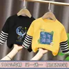 Camiseta de manga comprida falsa de duas peças para meninos, novo estilo primavera e outono 2026, camiseta básica para crianças de tamanho médio e grande, roupa de outono com top de retalhos listrado