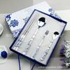 Juego de dos piezas de cuchara y palillos de porcelana azul y blanca con mango de cerámica, vajilla de regalo de acero inoxidable, juego de palillos