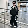 Conjunto de Jaqueta Camuflada para Meninos Primavera e Outono Novo Estilo Coreano Roupas Esportivas Bonitas para Crianças Conjunto de Duas Peças para Crianças Médias e Grandes Roupas Estilo Thug